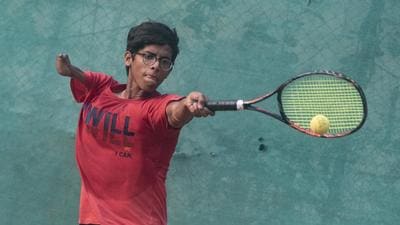 Pune’s Atharva Agarwal, who lost his right hand in an accident when he was 10, participates in tennis tournaments. (PRATHAM GOKHALE/HT) Pune’s Atharva Agarwal, who lost his right hand in an accident when he was 10, participates in tennis tournaments. (PRATHAM GOKHALE/HT)