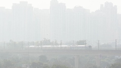 The air quality of Delhi is &nbsp;expected to plunge to 'very poor' category from November 5. (Sanchit Khanna/HT Photo)