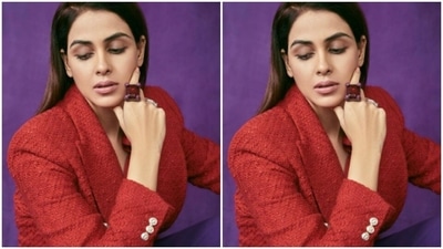 In minimal makeup – drawn eyebrows, nude eyeshadow, contoured cheeks and a shade of nude lipstick – Genelia was ready to make fashion traffic stop. (Instagram/@who_wore_what_when) In minimal makeup – drawn eyebrows, nude eyeshadow, contoured cheeks and a shade of nude lipstick – Genelia was ready to make fashion traffic stop. (Instagram/@who_wore_what_when)