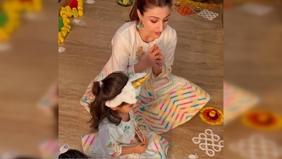 In this picture, Soha Ali Khan can be seen sitting and praying with her daughter Inaaya Naumi Kemmu ahead of Diwali. (Instagram/@sakpataudi) In this picture, Soha Ali Khan can be seen sitting and praying with her daughter Inaaya Naumi Kemmu ahead of Diwali. (Instagram/@sakpataudi)