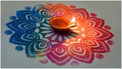 Keep it minimal with just two colours and add a few details and make a lit diya the centre of the rangoli. (https://unsplash.com/) Keep it minimal with just two colours and add a few details and make a lit diya the centre of the rangoli. (https://unsplash.com/)