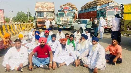 Farmers protesting over unavailability of DAP fertiliser on Kaithal-Assandh road on Monday. (HT Photo)
