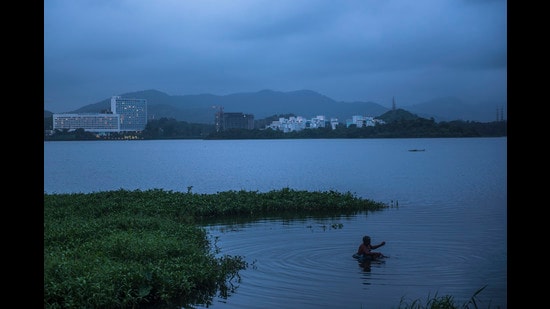 The Bombay high court (HC) on Monday has restrained the BMC from constructing a 10-km cycling track bordering Powai lake till November 18 after it was informed that such activity would violate wetlands guidelines and rules (HT FILE)