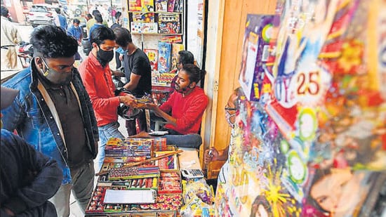 The Calcutta high court imposed a blanket ban on firecrackers on October 29, holding that it found no evidence to establish that there was a mechanism to ascertain whether only green crackers are being sold or burst. (Raj K Raj/HT File photo)