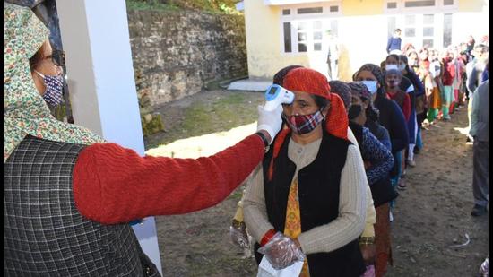 Voters queuing up at a polling station in the Jubbal Kotkhai assembly segment of Himachal Pradesh on October 30. The BJP faced the biggest rebellion in Jubbal-Kotkhai constituency, where it has already expelled 52 office-bearers. (Deepak Sansta/HT)