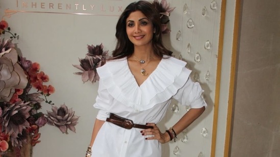 Shilpa Shetty posed for the camera outside a jewellery store. (Varinder Chawla)