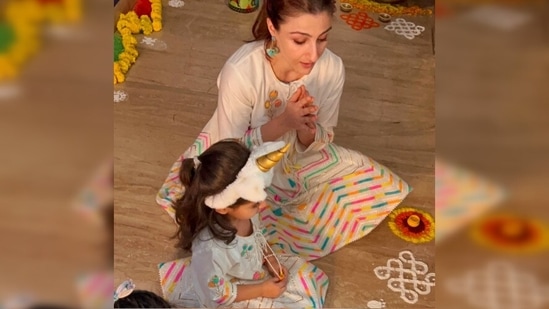 In this picture, Soha Ali Khan can be seen sitting and praying with her daughter Inaaya Naumi Kemmu ahead of Diwali.(Instagram/@sakpataudi)