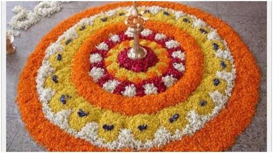 Here’s another flower rangoli idea to use the shades of red, orange, yellow and white to make your floor look the brightest.(https://in.pinterest.com/)