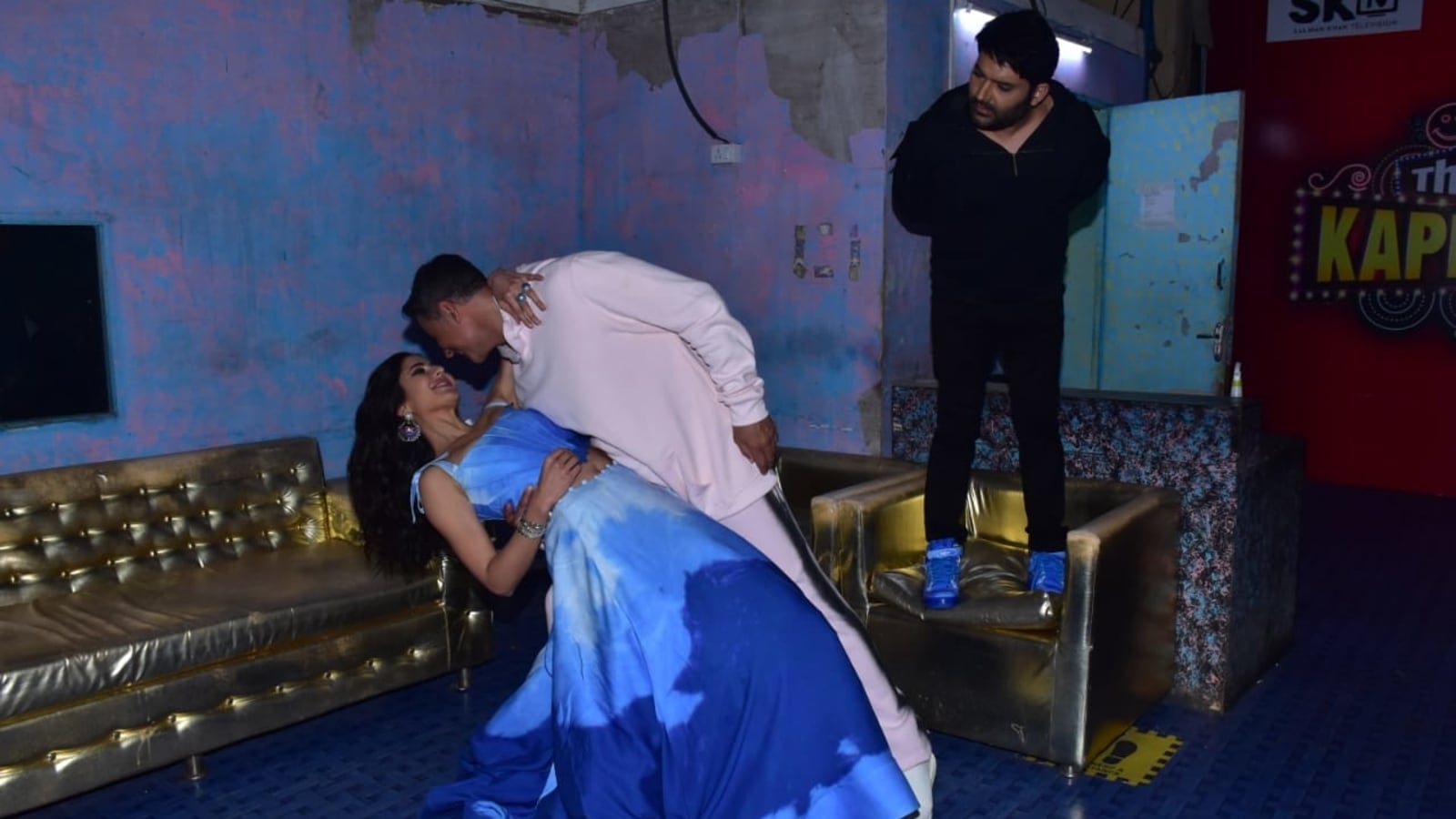 Akshay Kumar and Katrina Kaif's romantic shoot gets photobombed by Kapil  Sharma, watch - Hindustan Times