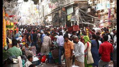 As Delhi markets get bustling during festivities, shoppers and cab drivers find themselves in a tussle over pick up and drop locations. (Photo: Raajessh Kashyap/HT) As Delhi markets get bustling during festivities, shoppers and cab drivers find themselves in a tussle over pick up and drop locations. (Photo: Raajessh Kashyap/HT)