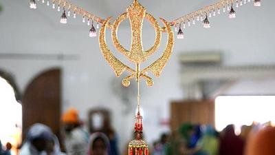 Sikh devotees want to offer prayers at Pakistan gurdwara on the 551st birth anniversary of Guru Nanak. (HT photo)