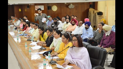 During a House meeting, the Mohali MC gave nod to the city bus service. It will be operated by a private firm. (Gurtej Singh/HT) During a House meeting, the Mohali MC gave nod to the city bus service. It will be operated by a private firm. (Gurtej Singh/HT)
