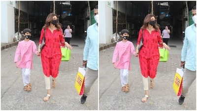 Shilpa held Viaan’s arm as she made her way through to market. (HT Photos/Varinder Chawla) Shilpa held Viaan’s arm as she made her way through to market. (HT Photos/Varinder Chawla)