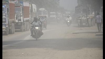 Dust engulfs Loha Mandi road in Ghaziabad on Tuesday. (Sakib Ali /HT) Dust engulfs Loha Mandi road in Ghaziabad on Tuesday. (Sakib Ali /HT)