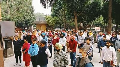 Municipal staffers being instructed by mayor Balkar Sandhu and MC commissioner Pardeep Sabharwal at the civic body’s Zone-D office in Ludhiana on Monday. (HT Photo) Municipal staffers being instructed by mayor Balkar Sandhu and MC commissioner Pardeep Sabharwal at the civic body’s Zone-D office in Ludhiana on Monday. (HT Photo)