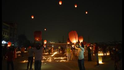 Sky lanterns are seeing an increase in demand from Delhi-NCR residents this year, say sellers. (Photo: Vipin Kumar/HT (Photo for representational purposes only)) Sky lanterns are seeing an increase in demand from Delhi-NCR residents this year, say sellers. (Photo: Vipin Kumar/HT (Photo for representational purposes only))