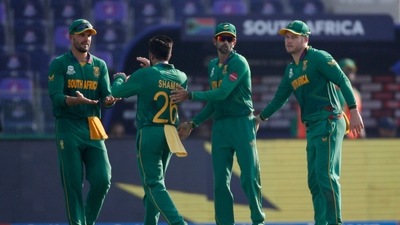 Cricket - ICC Men's T20 World Cup - Super 12 - Group 1 - South Africa v Bangladesh - Sheikh Zayed Cricket Stadium, Abu Dhabi, United Arab Emirates - November 2, 2021  South Africa players celebrate as Bangladesh's Shamim Hossain hits the ball and is caught out by South Africa's Keshav Maharaj off the bowling of Tabraiz Shamsi REUTERS/Hamad I Mohammed (REUTERS)
