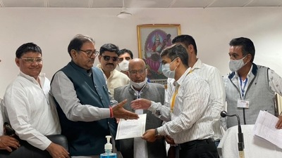 Abhay Chautala receiving winning certificate after winning Ellenabad by-poll in Sirsa district, Haryana. (Manoj Dhaka/Hindustan Times) Abhay Chautala receiving winning certificate after winning Ellenabad by-poll in Sirsa district, Haryana. (Manoj Dhaka/Hindustan Times)
