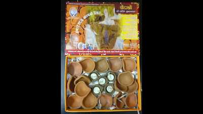 Through an initiative of an NGO, poor elderly people of Prayagraj are earning by making a gift pack comprising 21 earthen lamps (HT Photo)