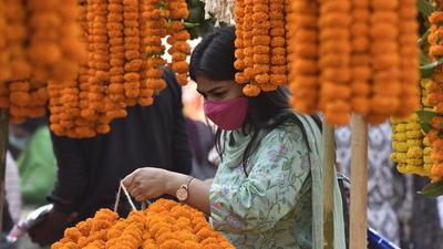 Noida, India - November 02, 2021: People buying flowers on the occasion of Dhanteras before Diwali festival at Indira Market in Sector 27, Noida, India, on Tuesday, November 02, 2021. (Photo by Sunil Ghosh / Hindustan Times) Noida, India - November 02, 2021: People buying flowers on the occasion of Dhanteras before Diwali festival at Indira Market in Sector 27, Noida, India, on Tuesday, November 02, 2021. (Photo by Sunil Ghosh / Hindustan Times)