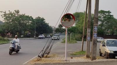 Each convex traffic mirror cost ₹4,500 and was paid for with the Sector 48 RWA’s funds. (HT File) Each convex traffic mirror cost ₹4,500 and was paid for with the Sector 48 RWA’s funds. (HT File)