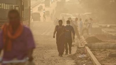 Delhi's air quality is predicted to be in the upper end of the 'very poor' category from November 4 to November 6. (Sanchit Khanna/ Hindustan Times) Delhi's air quality is predicted to be in the upper end of the 'very poor' category from November 4 to November 6. (Sanchit Khanna/ Hindustan Times)