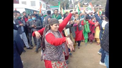 Congress workers celebrating the lead their candidate, Rohit Thakur, has taken over BJP rebel turned independent candidate Chetan Bragta in Jubbal Kotkhai constituency while counting for the byelection is on. (HT Photo)