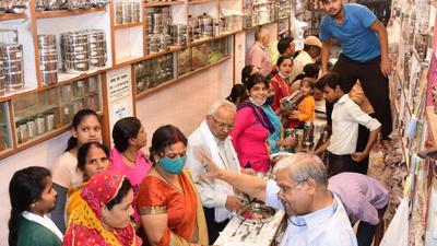 Shoppers at an outlet in Lucknow on the Dhanteras day on Tuesday. (Deepak Gupta/HT Photo) Shoppers at an outlet in Lucknow on the Dhanteras day on Tuesday. (Deepak Gupta/HT Photo)