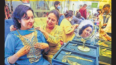 People buying jewellery at a mall on Dhanteras in Chandigarh on Tuesday. (Keshav Singh/HT) People buying jewellery at a mall on Dhanteras in Chandigarh on Tuesday. (Keshav Singh/HT)