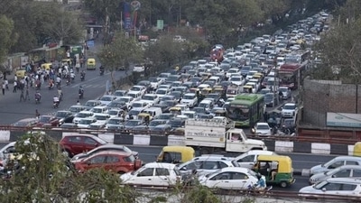 Traffic police personnel at the intersection admitted that the snarls had got worse over the past week-and-a-half. (Sanchit Khanna/HT Photo)
