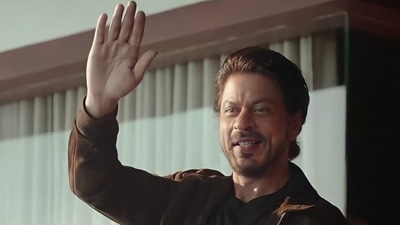 Shah Rukh Khan waving at his fans