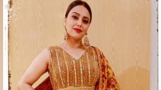 Swara Bhasker spikes Diwali vibes in <span class='webrupee'>?</span>2 lakh sleeveless makhmal anarkali set(Instagram/reallyswara)