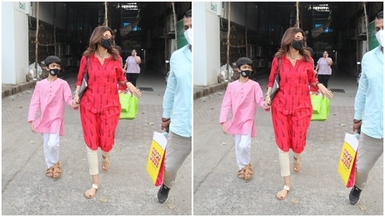 Shilpa held Viaan’s arm as she made her way through to market.(HT Photos/Varinder Chawla)