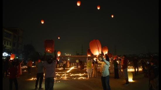 Sky lanterns are seeing an increase in demand from Delhi-NCR residents this year, say sellers. (Photo: Vipin Kumar/HT (Photo for representational purposes only))