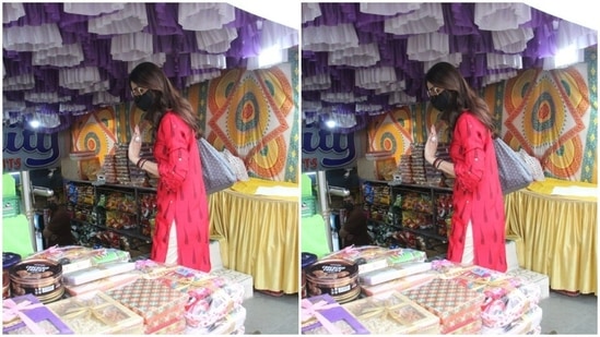 Shilpa was seen scurrying through the shop’s collections to buy her Diwali items.(HT Photos/Varinder Chawla)