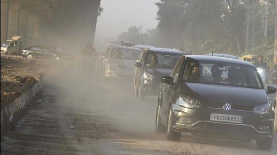 Gurugram fared relatively better than many of its counterparts in the National Capital Region on Tuesday, with Faridabad, Delhi, Noida and Ghaziabad recording air quality index readings of 306, 303, 303 and 334, respectively, all of which were in the ‘very poor’ category of the CPCB system. (Parveen Kumar/HT Photo)