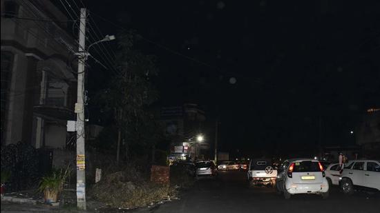 Defunct streetlights in Model Town in Ludhiana on Monday. (Harsimar Pal Singh/Hindustan Times)