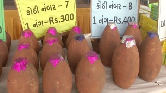 400-year-old method of making eco-friendly firecrackers with clay revived in Vadodara(ANI)