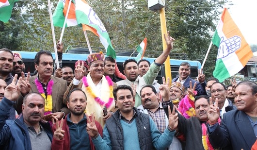 Kullu Sadar MLA Sunder Singh Thakur and other Congress workers celebrate after winning Mandi Lok Sabha seat, in Himachal Pradesh(Aqil Khan /Hindustan Times)
