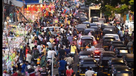 While Mumbai, Pune, Bhandara and Sindhudurg lead the vaccination drive in Maharashtra with the percentage of first dose inoculation ranging between 89% and 99%, districts such as Nandurbar, Akola, Beed, Buldhana and Amravati way behind, with 51-55% coverage for the first dose. (HT FILE) While Mumbai, Pune, Bhandara and Sindhudurg lead the vaccination drive in Maharashtra with the percentage of first dose inoculation ranging between 89% and 99%, districts such as Nandurbar, Akola, Beed, Buldhana and Amravati way behind, with 51-55% coverage for the first dose. (HT FILE)