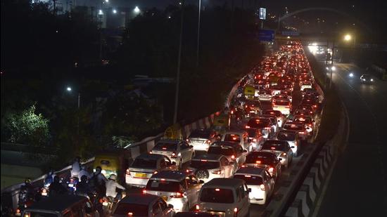 Traffic Crawls In Delhi As People Throng Roads For Shopping On Dhanteras Latest News Delhi 3583