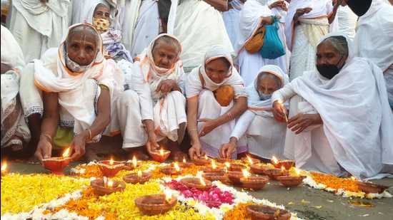Hundreds of widows living in various ashrams of Vrindavan celebrated Diwali at Kesi ghat on Yamuna banks (HT Photo)