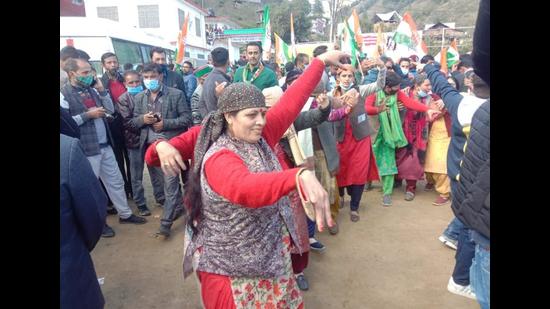 Congress workers celebrating the lead their candidate, Rohit Thakur, has taken over BJP rebel turned independent candidate Chetan Bragta in Jubbal Kotkhai constituency while counting for the byelection is on. (HT Photo)