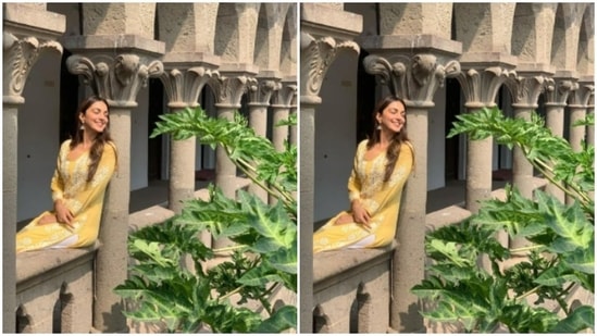 The detailed pillars in her backdrop and the greenery around her, added more festive vibes to her picture. (Instagram/@kiaraaliaadvani)