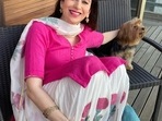 Karishma Kapoor looks utterly stunning in this kurta set.(KarishmaKapoor/Instagram) Karishma Kapoor looks utterly stunning in this kurta set.(KarishmaKapoor/Instagram)