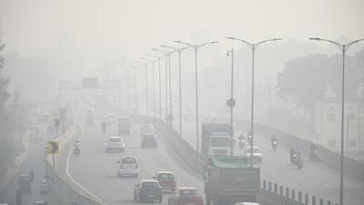Smog engulfing NH-24 in Ghaziabad on Wednesday. (Sakib Ali/HT photo) Smog engulfing NH-24 in Ghaziabad on Wednesday. (Sakib Ali/HT photo)