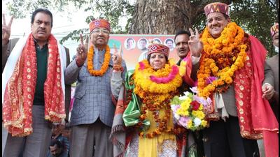Pratibha Singh of the Congress being felicitated by supporters on Wednesday on reaching Kullu after winning the Mandi Lok Sabha seat. (Aqil Khan/HT) Pratibha Singh of the Congress being felicitated by supporters on Wednesday on reaching Kullu after winning the Mandi Lok Sabha seat. (Aqil Khan/HT)