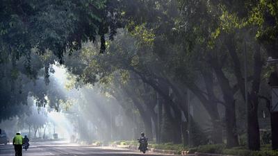 On November 2, the city recorded AQI in the very poor zone for the first time since the last 146 days. On November 3, the air stayed in the same zone, indicating it may worsen further. (Arvind Yadav/HT PHOTO)