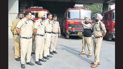 Fire safety officer Kartar Singh issuing instructions to firemen ahead of Diwali in Ludhiana on Wednesday. (Harsimar Pal Singh/HT)