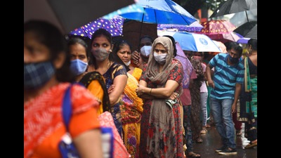Huge crowd of Dharavi residents stand in a queue to get inoculated against Covid-19. (Satish Bate/HT PHOTO/File) Huge crowd of Dharavi residents stand in a queue to get inoculated against Covid-19. (Satish Bate/HT PHOTO/File)